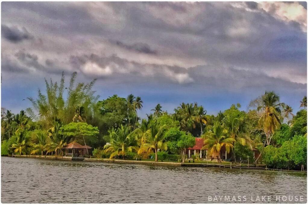 Baymaas Lake House Kochi Екстер'єр фото