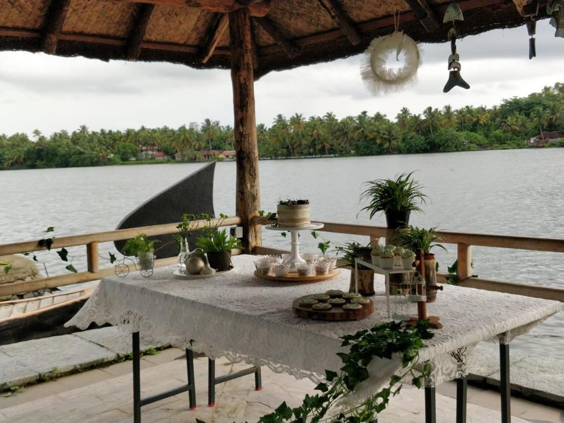 Baymaas Lake House Kochi Екстер'єр фото